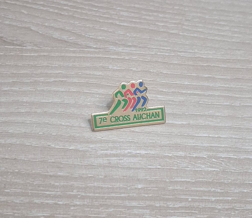 PIN - CROSS AUCHAN - LOPEN - COURIR, Envoi, Utilisé, Sport, Insigne ou Pin's