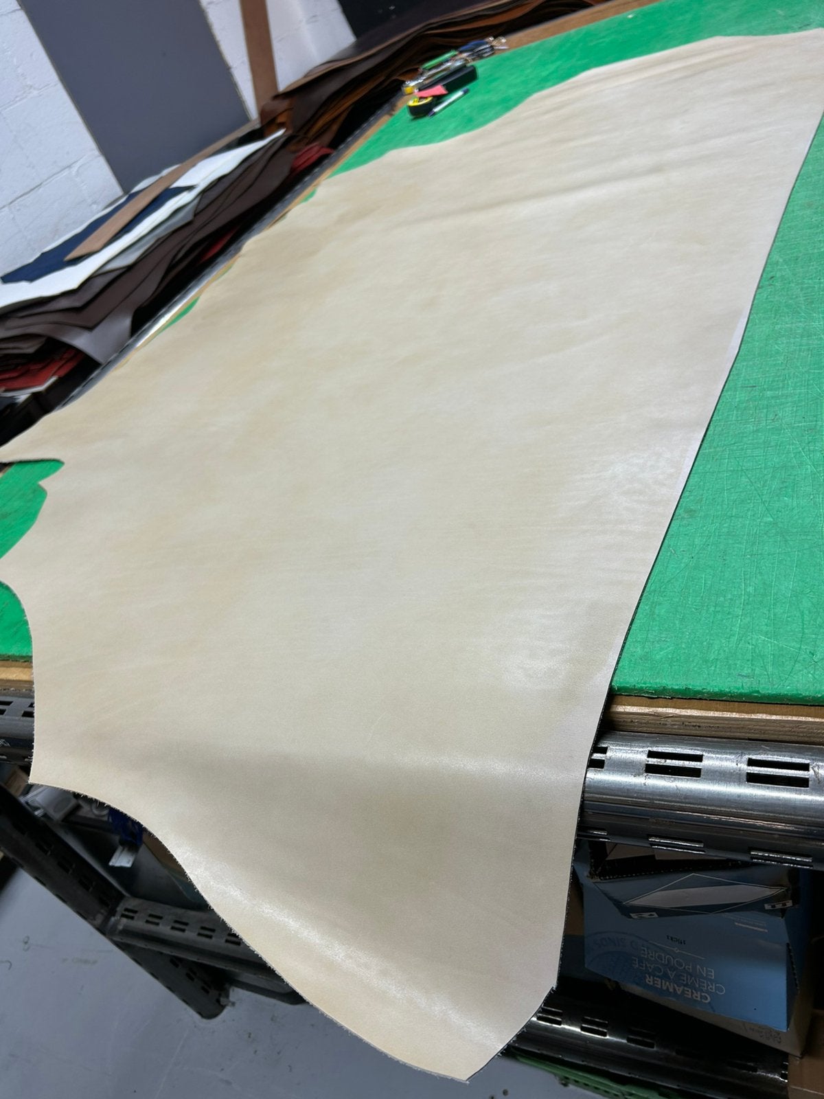 Beige kleur calf halve huid 1.2 mm dik stug en glad A-23, Ophalen of Verzenden, Zo goed als nieuw, Beige