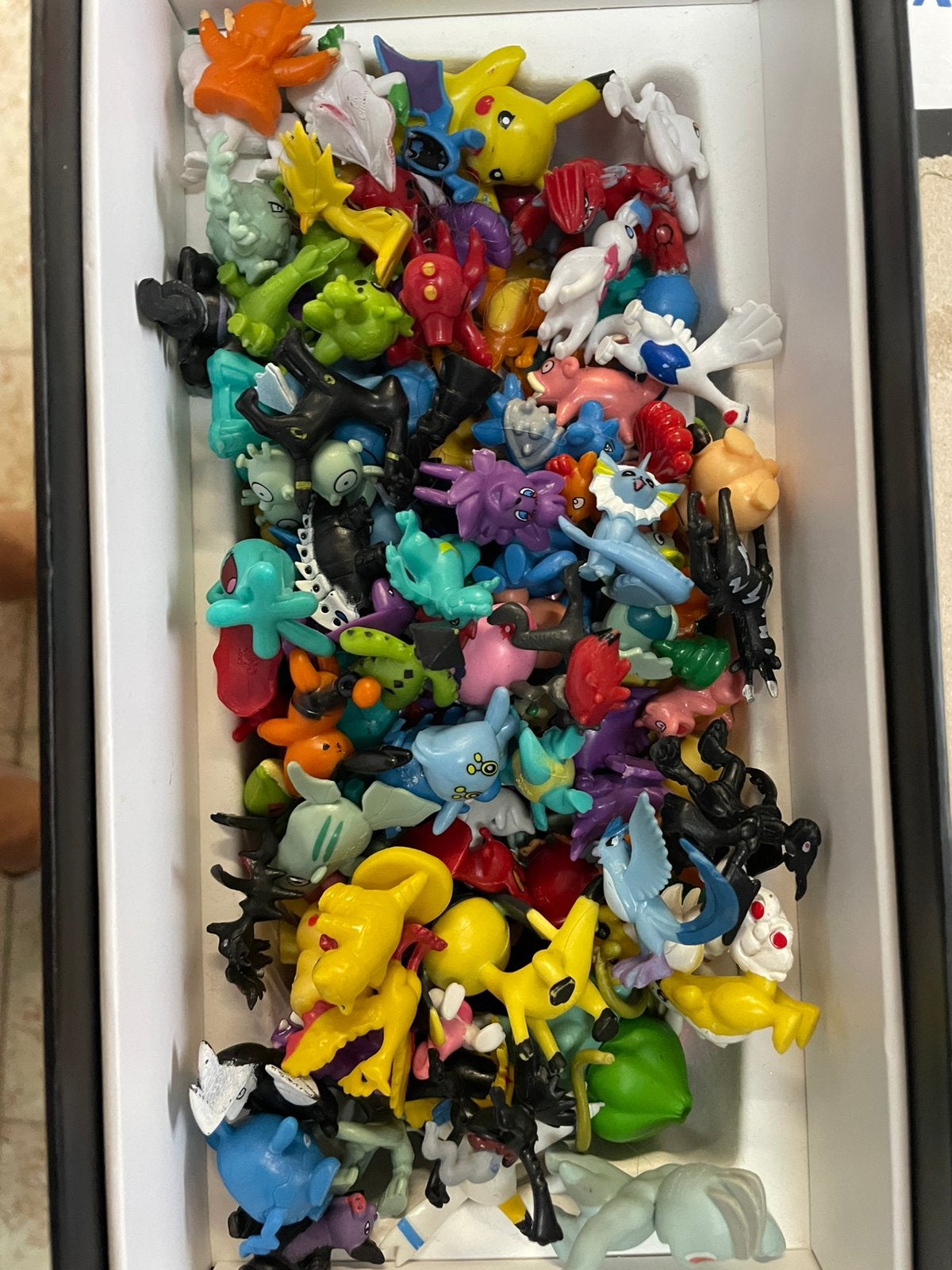 Doos met verschillende pokemon figuurtjes, Ophalen of Verzenden