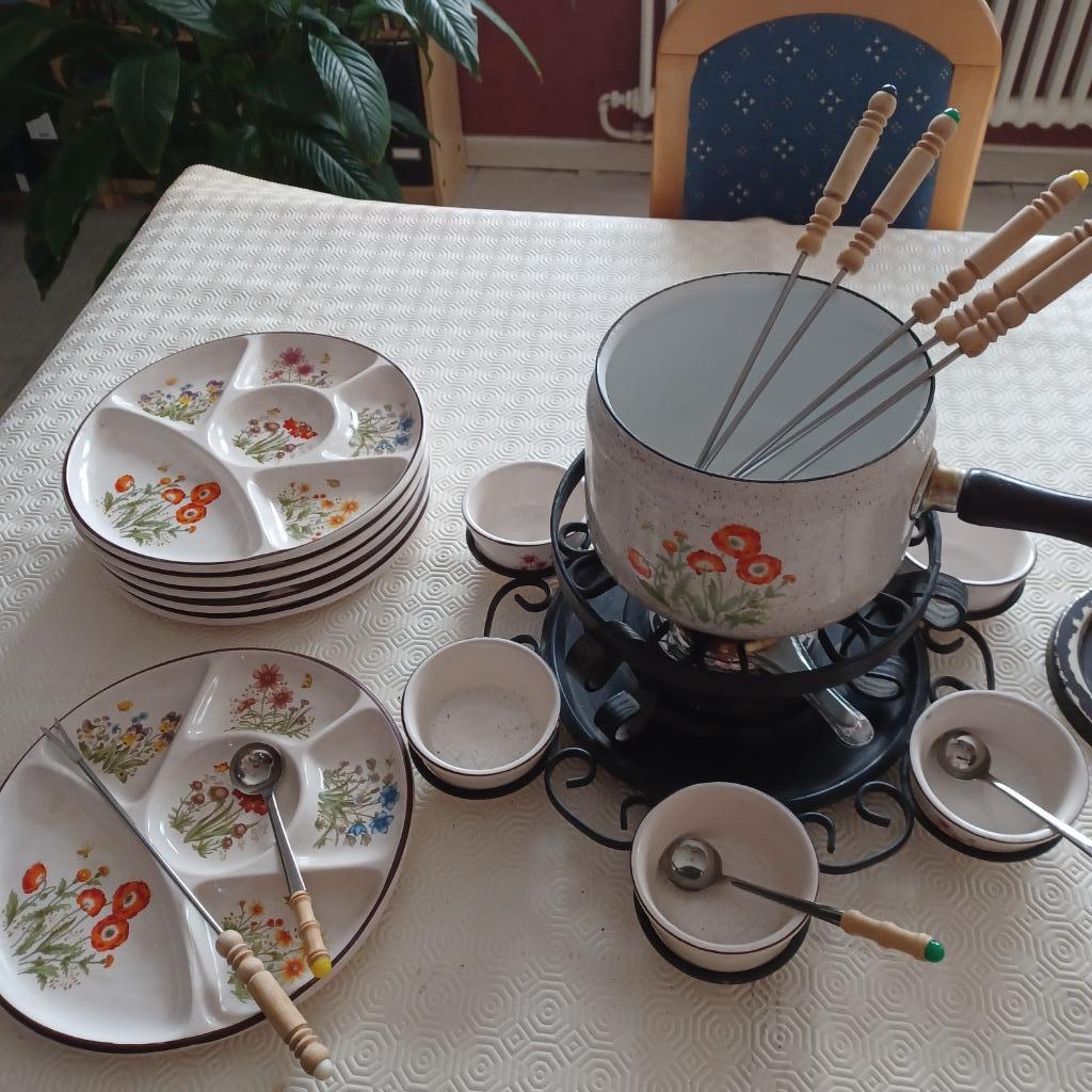 Caquelon à fondue avec assiettes, pots à sauce et fourchette, Enlèvement ou Envoi, Utilisé, Fonte, Autres types