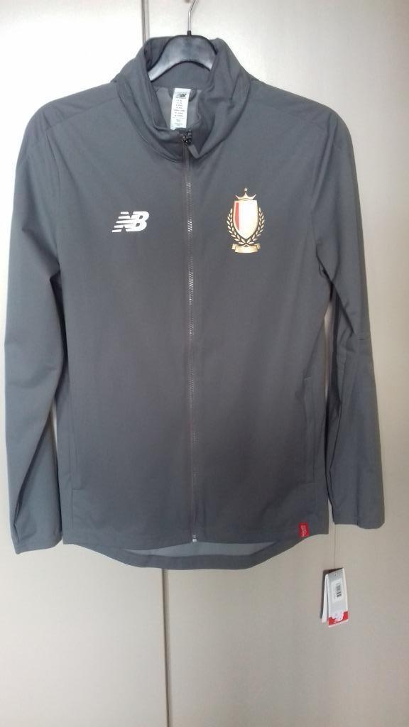 jas New Balance met logo van Standard Luik (NIEUW), Verzamelen, Ophalen of Verzenden, Nieuw, Overige typen