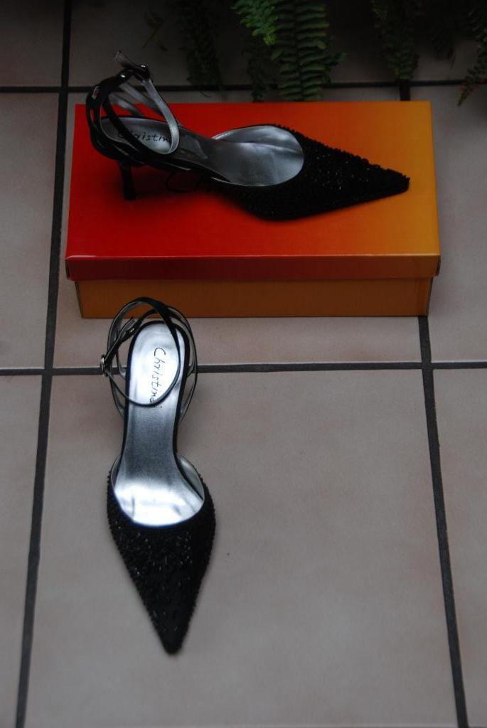 Zwarte avondpumps met zwarte parels 36 NIEUW, Kleding | Dames, Pumps, Christina Italia, Zwart, Ophalen of Verzenden
