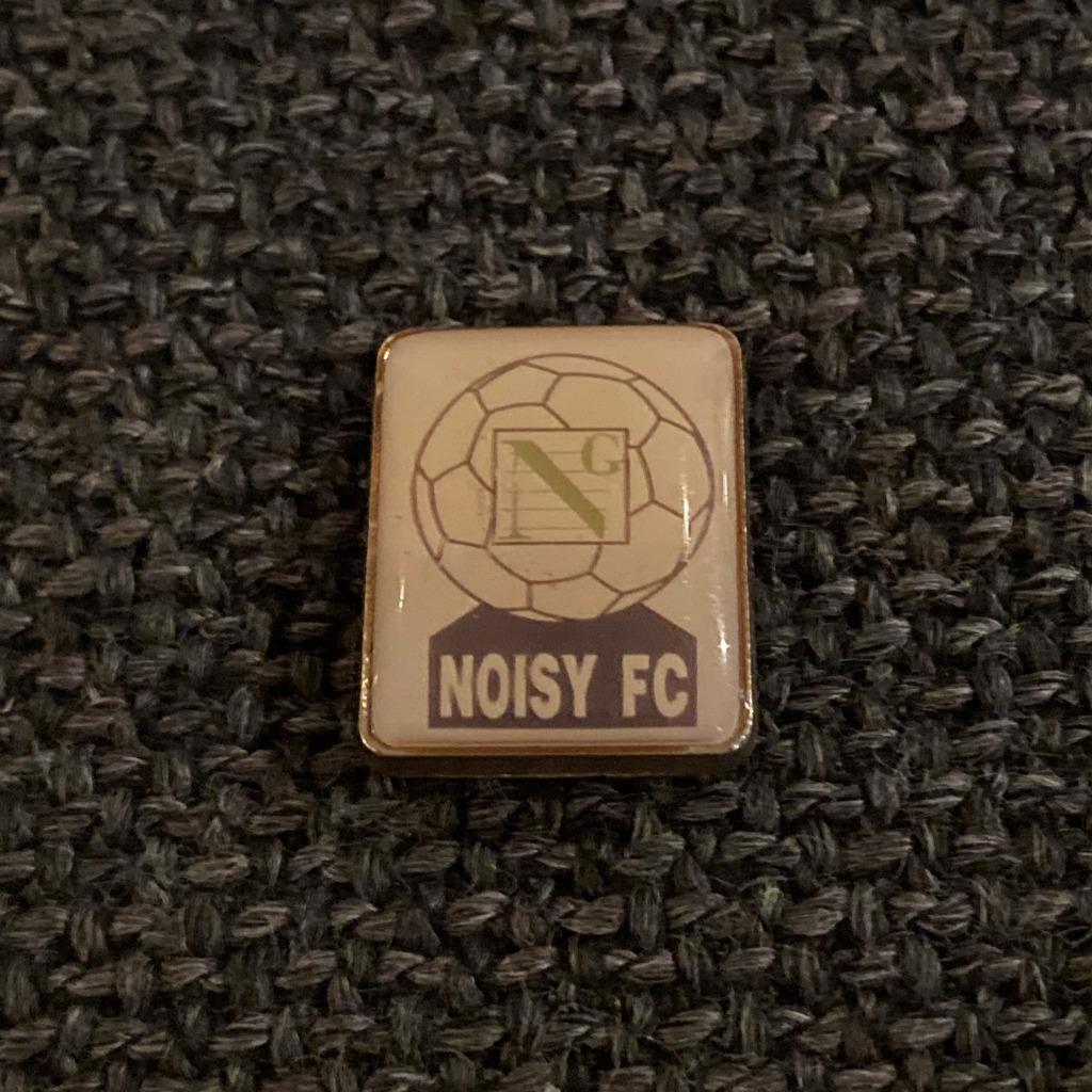 PIN - NOISY FC - VOETBAL - FOOTBALL CLUB, Verzamelen, Verzenden, Gebruikt, Sport, Speldje of Pin