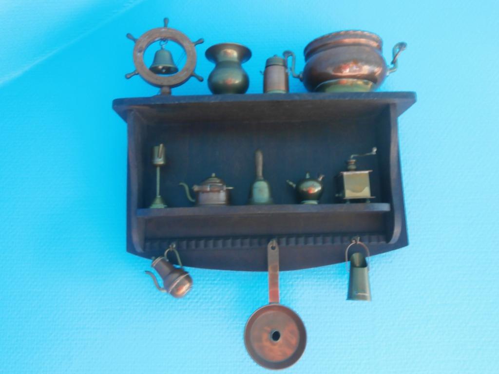 Houten rekje met 13 kleine koperen voorwerpen, Antiek en Kunst, Ophalen of Verzenden