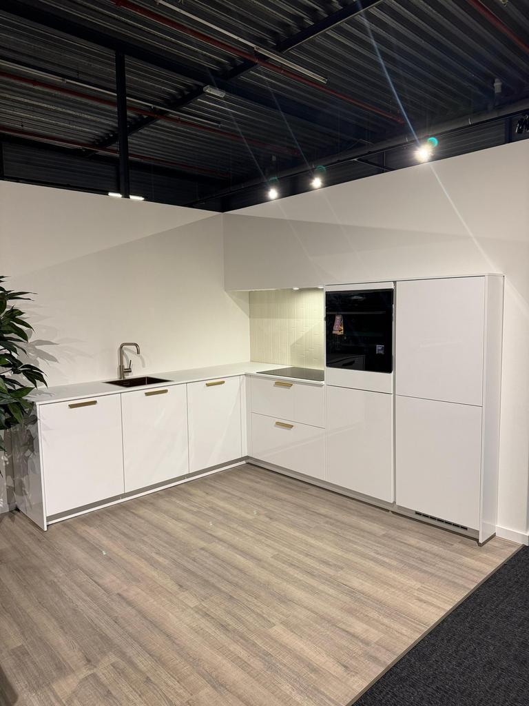 NIEUW Showroom Hoekkeuken + Apparatuur + GEDEMONTEERD, Wit, Hoekkeuken, Nieuw, Ophalen of Verzenden