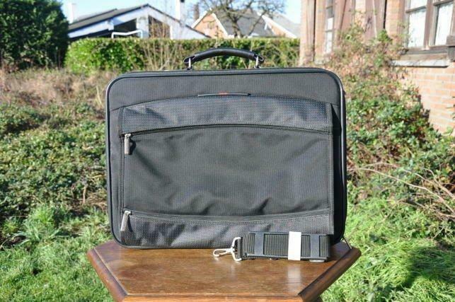 attacher case et valisette pour ordinateur