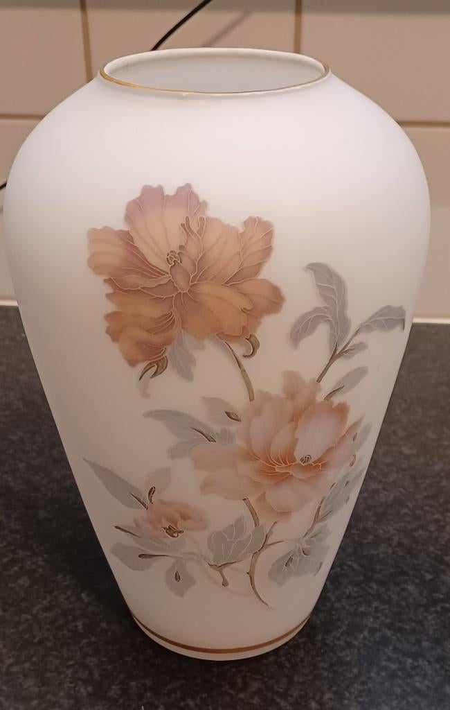 Vaas (melkglas) met aan één kant een bloemschildering  27 cm, Ophalen of Verzenden