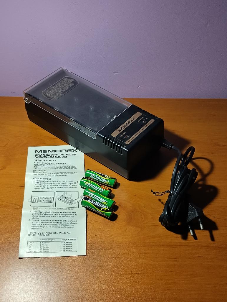 Chargeur de piles Ni-cd + 4 piles AA 2700miAh Memorex, Enlèvement, Utilisé
