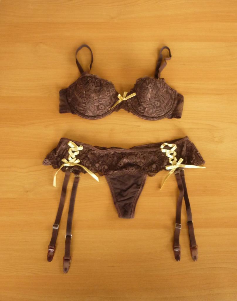 Bruin kanten lingeriesetje BH string jarretelhouder 75B Mt M, Ophalen of Verzenden, Bruin, Setje