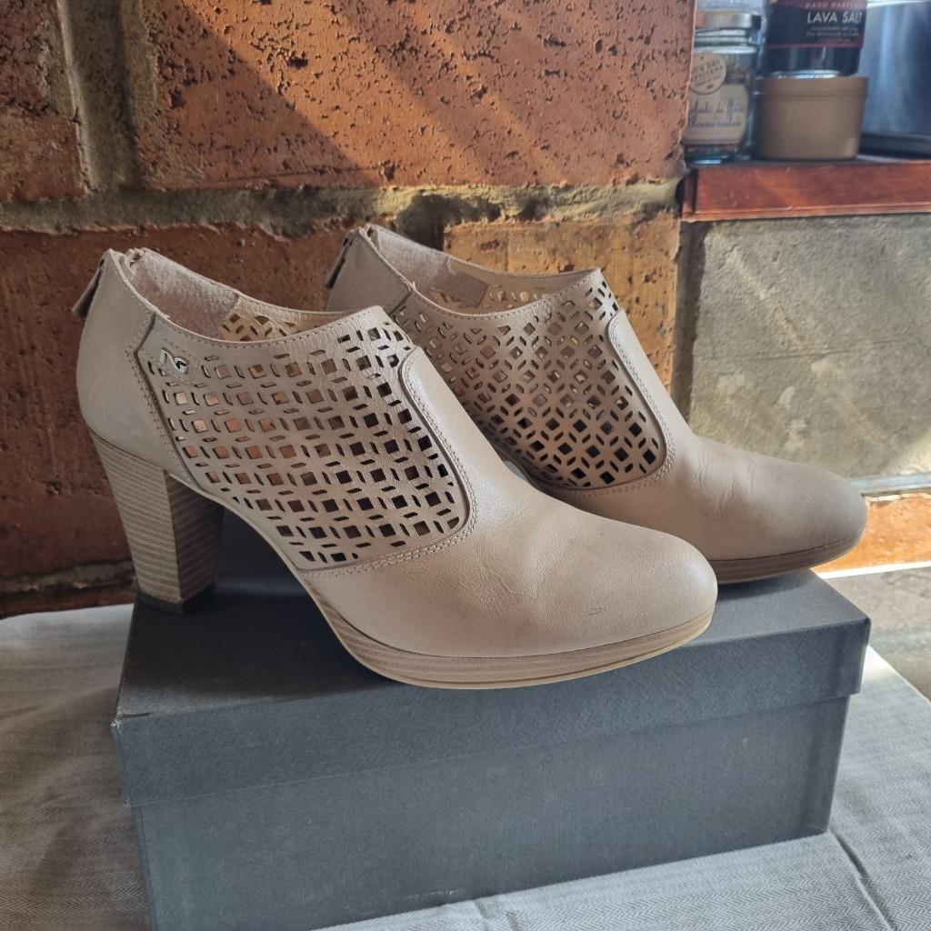 beige leren laarsjes, Kleding | Dames, Schoenen, Gedragen, Beige, Ophalen of Verzenden