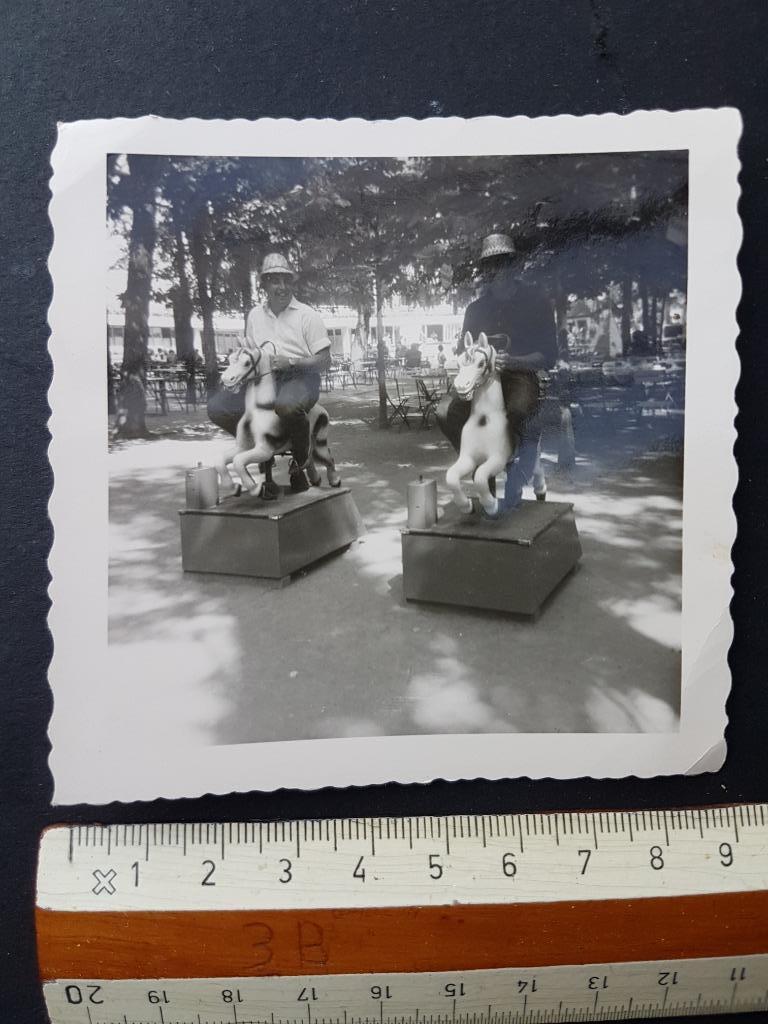 Foto 2 mannen op een hobbelpaard in Meli park ? Efteling ?, Verzamelen, Verzenden, Gebruikt, Kind, Foto