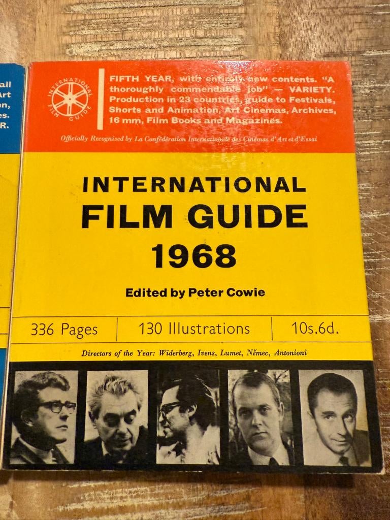 2 boeken international film Guide 1968 - 1969, Ophalen of Verzenden, Gelezen, Filmspecifiek