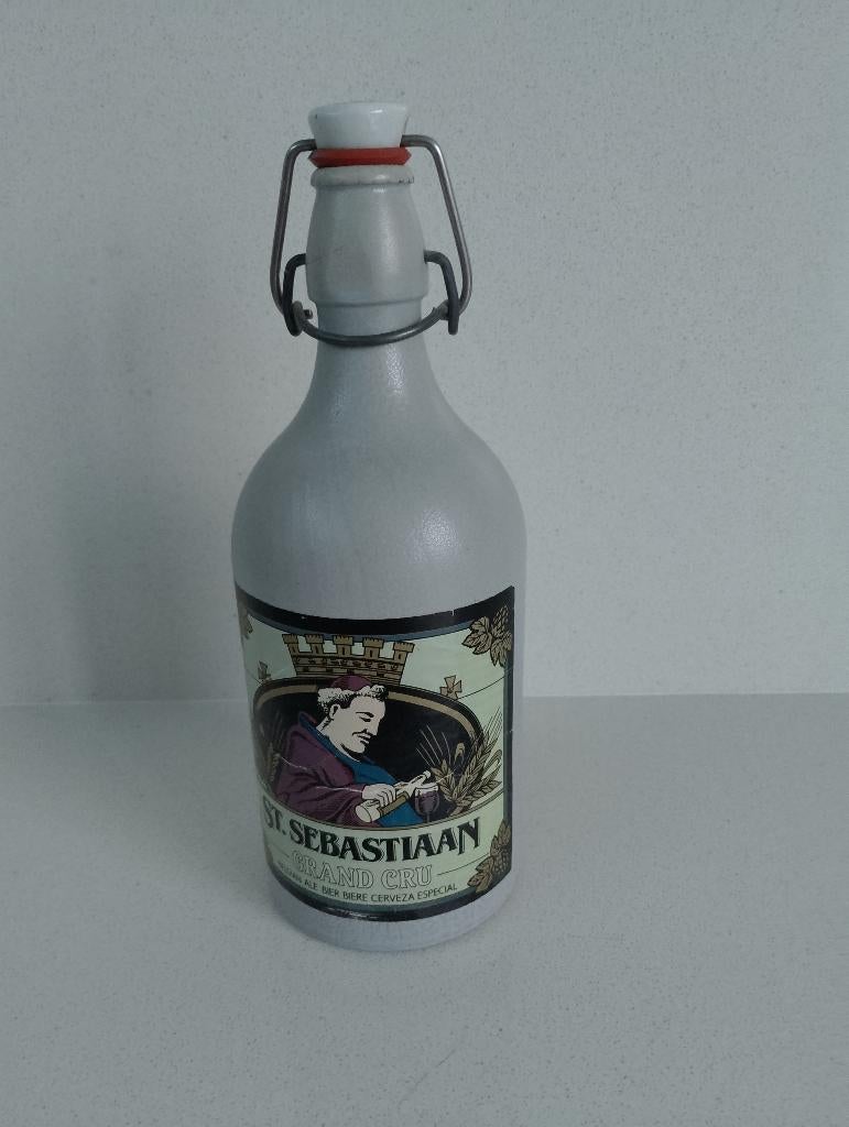 St. Sebastiaan Grand Cru : stenen fles voor bier, Verzamelen, Biermerken, Zo goed als nieuw, Flesje(s), Overige merken, Ophalen of Verzenden