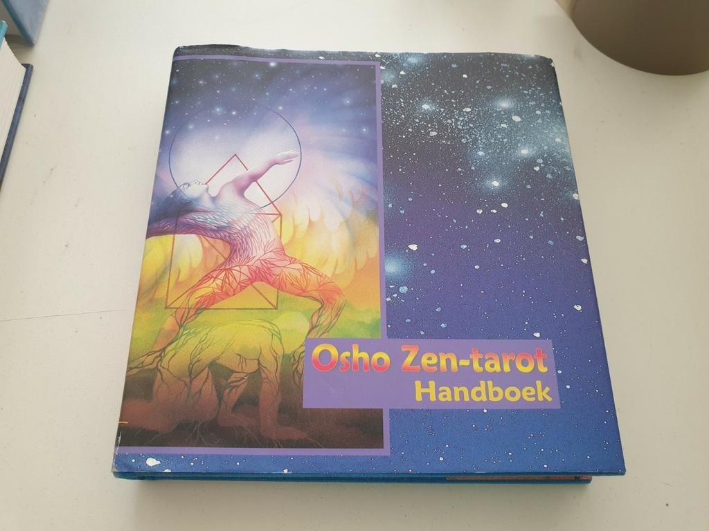 OSHO ZEN-TAROT HANDBOEK  -  Osho

2002 versie in hardcover, Boeken, Esoterie en Spiritualiteit, Zo goed als nieuw, Ophalen of Verzenden