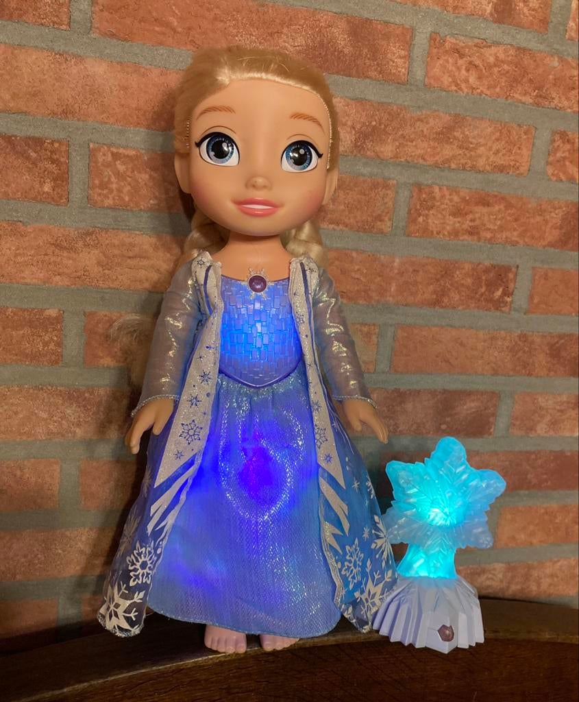 Zingende,kleur wisselende Elsa pop met lichtgevende ster., Ophalen of Verzenden, Zo goed als nieuw, Overige typen