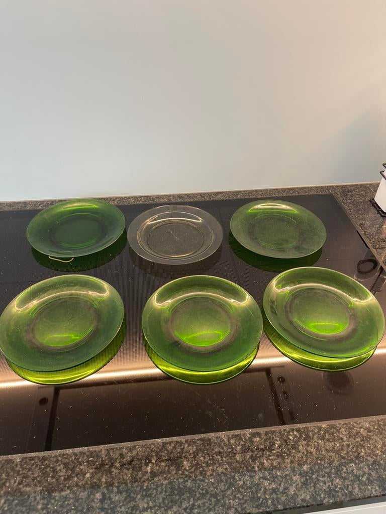 6 GROEN GLAZEN BORDEN, Ophalen of Verzenden, Zo goed als nieuw, Glas, Bord(en)