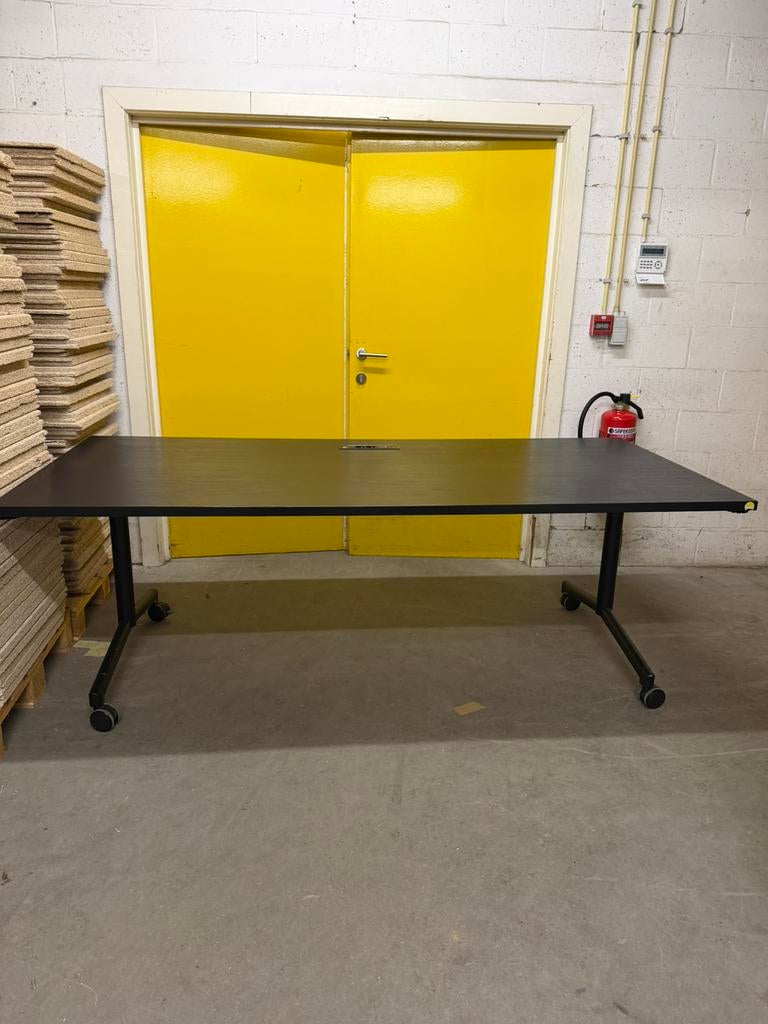 Opvouwbare roltafel met ingebouwde stopcontacten, Ophalen