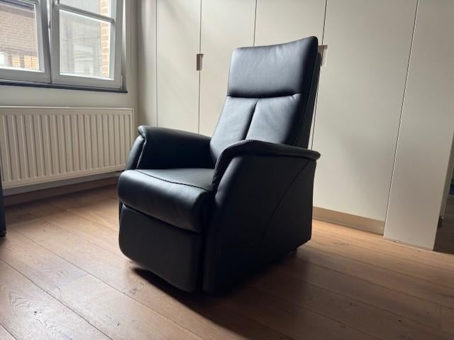 Elektrische lederen relax fauteuil-zetel-bejaarden-woonzorg, Ophalen, Zo goed als nieuw