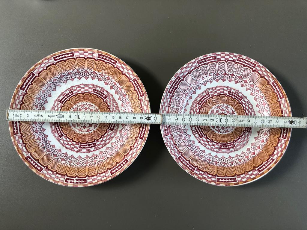 Set van 2 antieke borden met rood geometrisch motief, Boch, Enlèvement ou Envoi