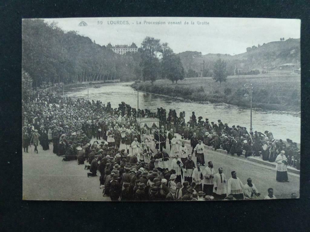 carte postale ancienne Lourdes La procession venant de la Gr, Collections, Envoi, Affranchie, France