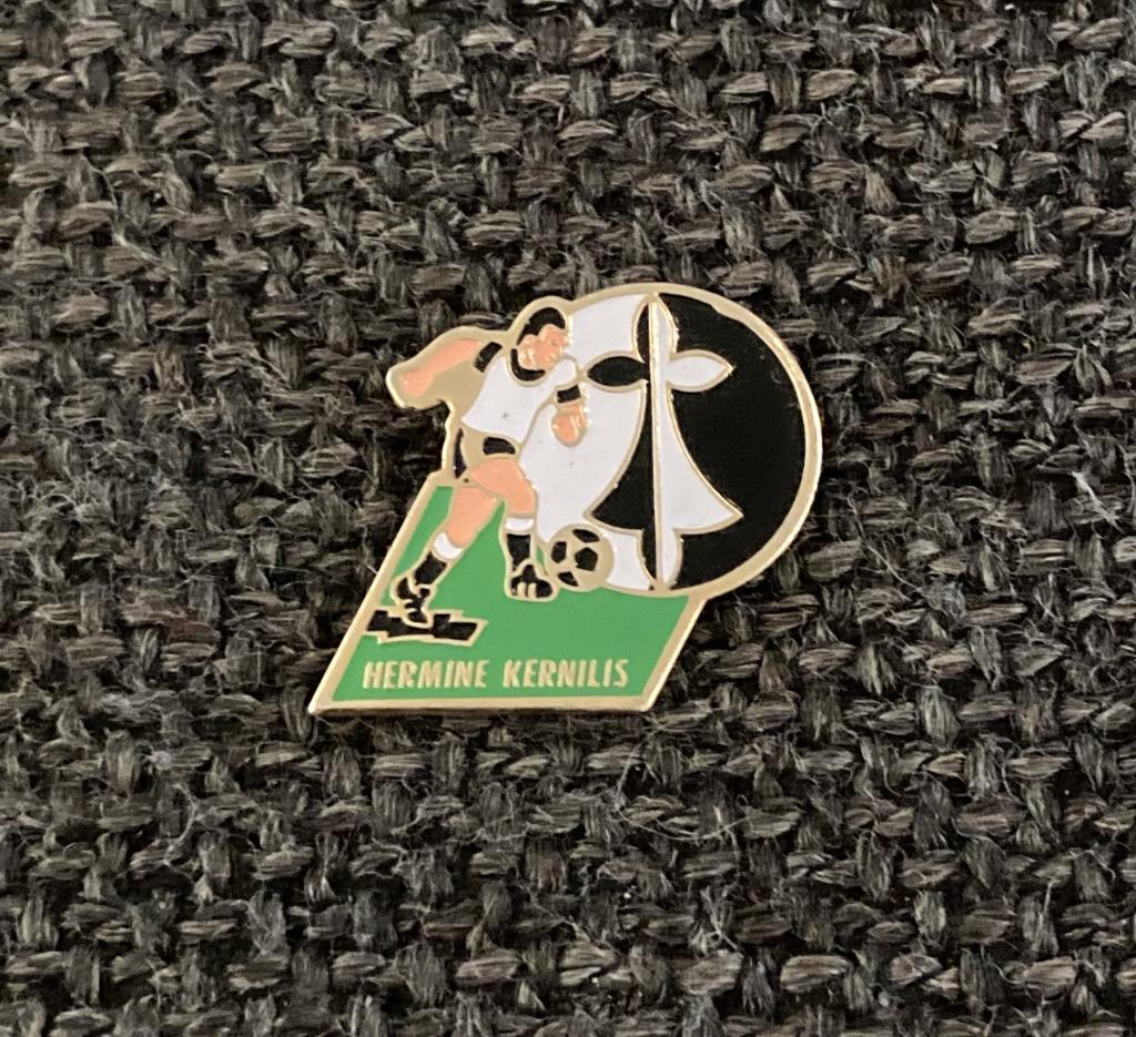 PIN - HERMINE KERNILIS - FOOTBALL - VOETBAL, Verzenden, Gebruikt, Sport, Speldje of Pin