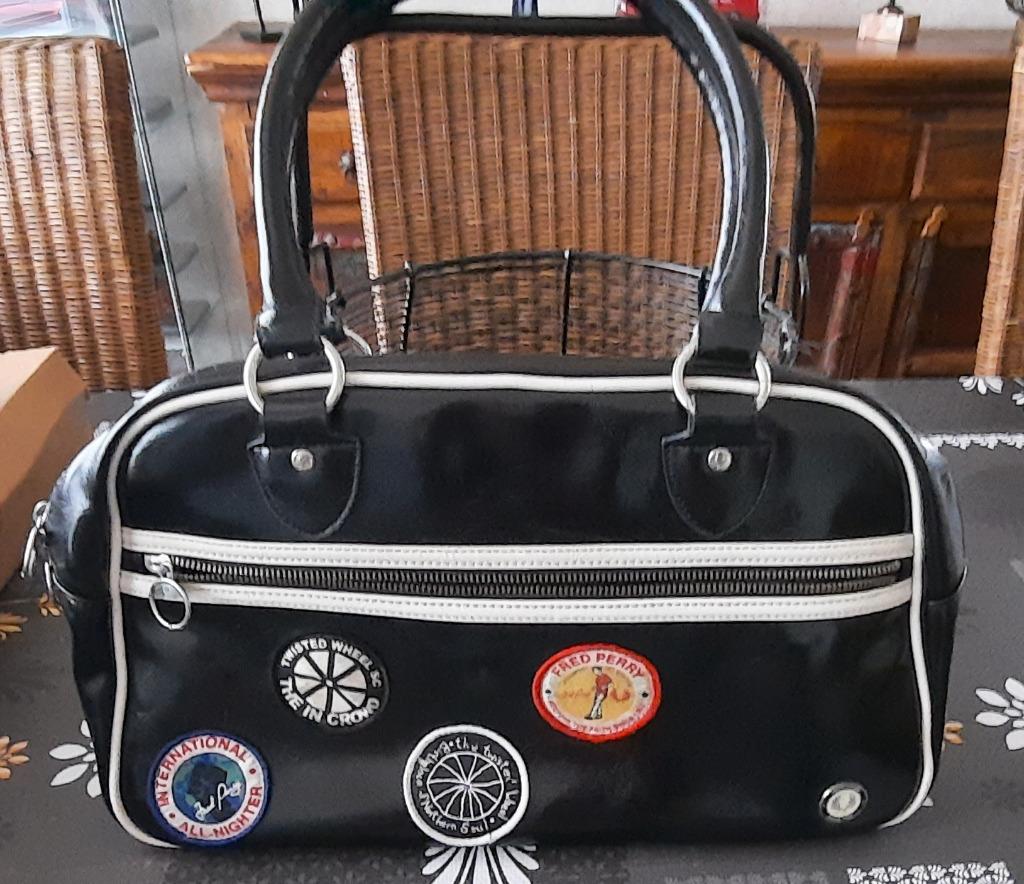 Badge de bowling noir à roue torsadée vintage Fred Perry pou, Enlèvement ou Envoi, Utilisé, Noir, Sac à main