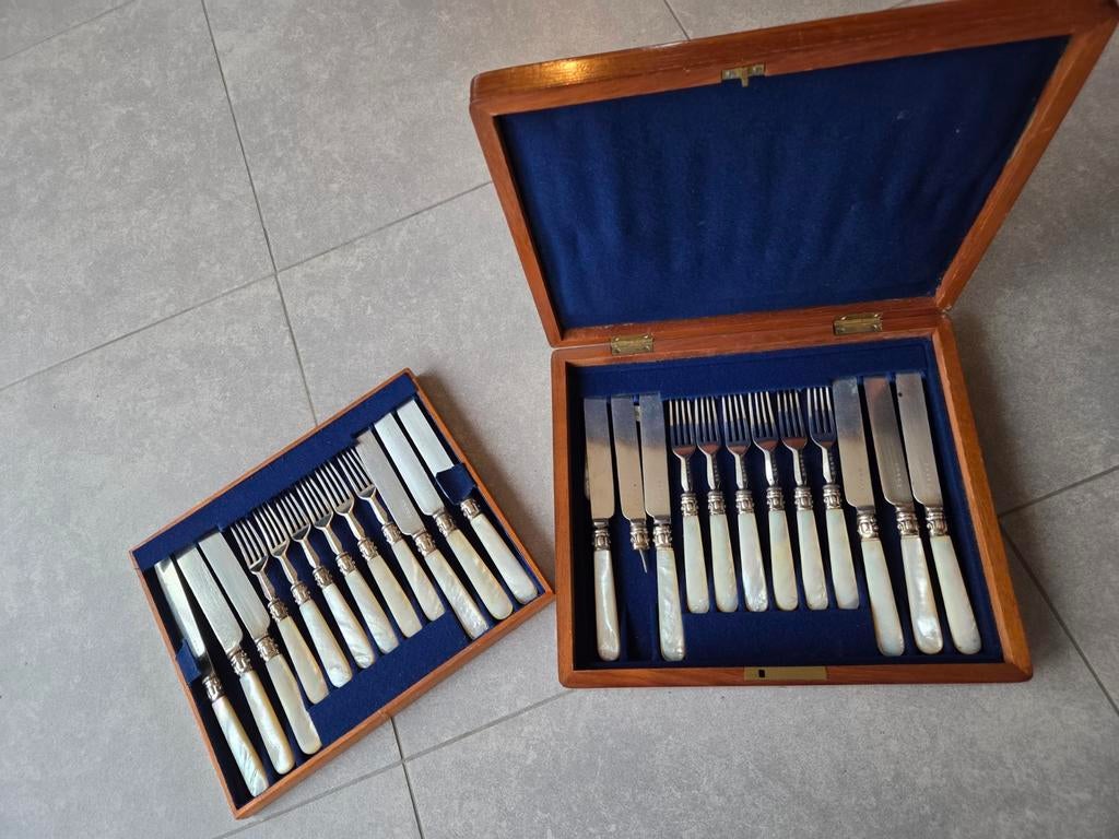 Coffret de couverts en nacre, Enlèvement