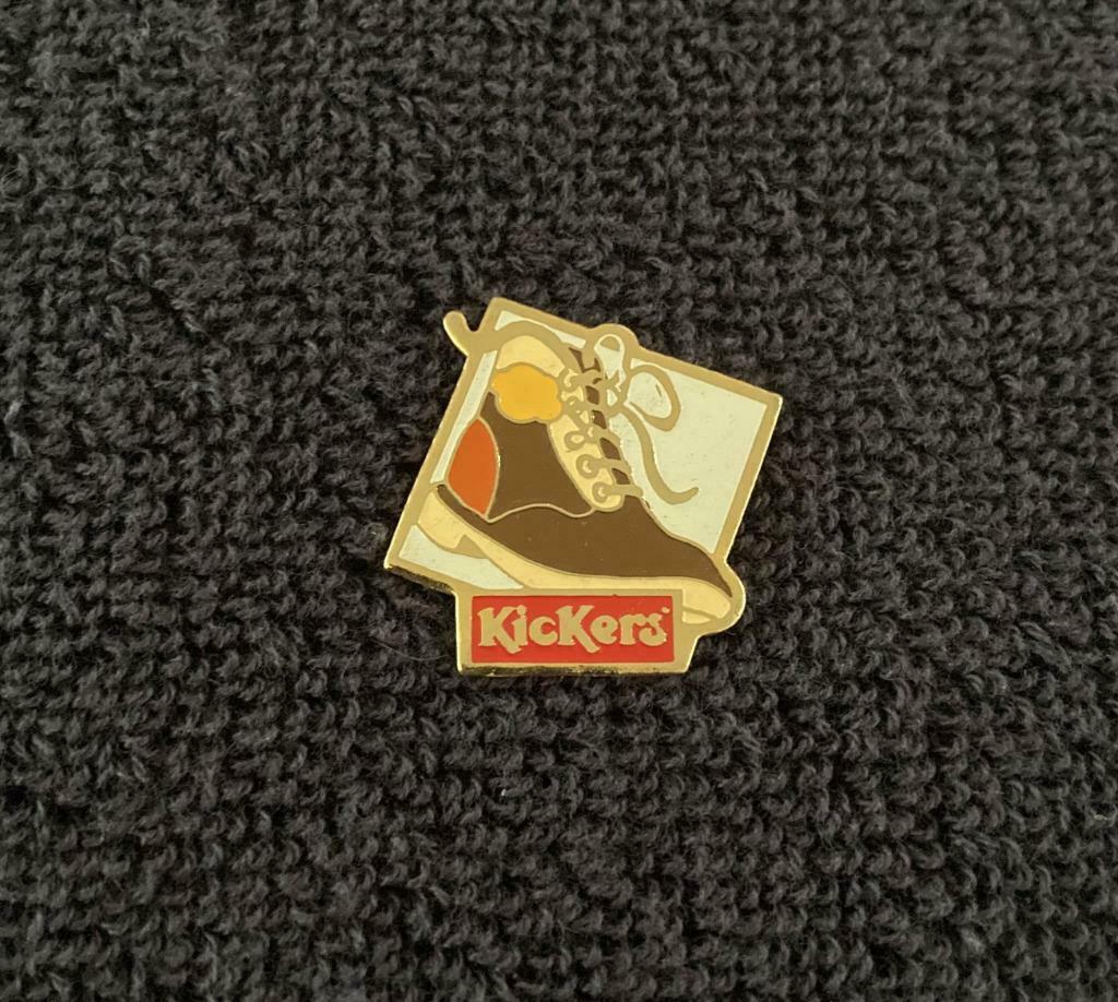 PIN - KICKERS, Collections, Envoi, Comme neuf, Marque, Insigne ou Pin's