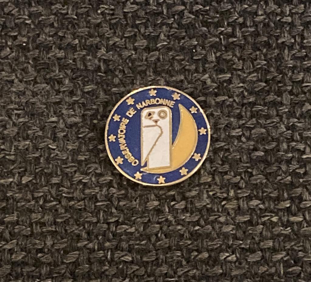 PIN - OBSERVATOIRE DE NARBONNE - ASTRONOMIE, Envoi, Utilisé, Autres sujets/thèmes, Insigne ou Pin's