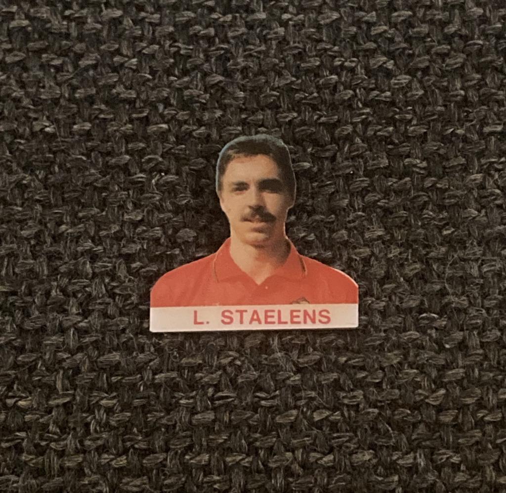PIN - LORENZO STAELENS - RODE DUIVELS - VOETBAL - FOOTBALL, Verzamelen, Verzenden, Gebruikt, Sport, Speldje of Pin