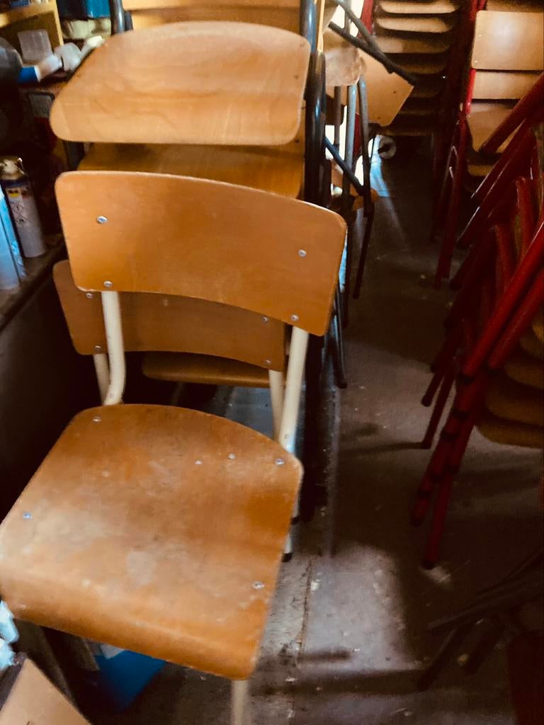 Vintage houten schoolstoelen en stapelstoelen, Ophalen
