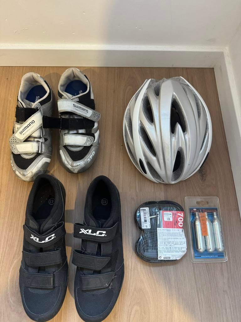Koershelm + 2 paar schoenen, Enlèvement, Comme neuf, Chaussures