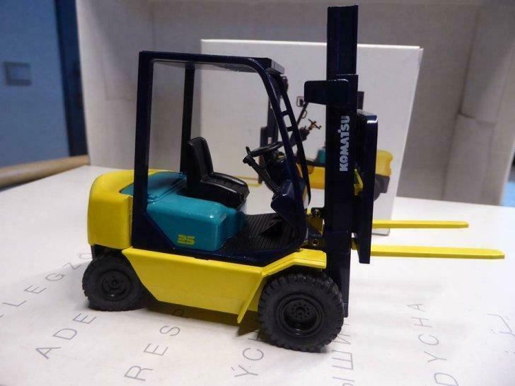 Schaalmodel NZG n°424 komatsu Forklift FD25, Ophalen of Verzenden, Nieuw, Auto