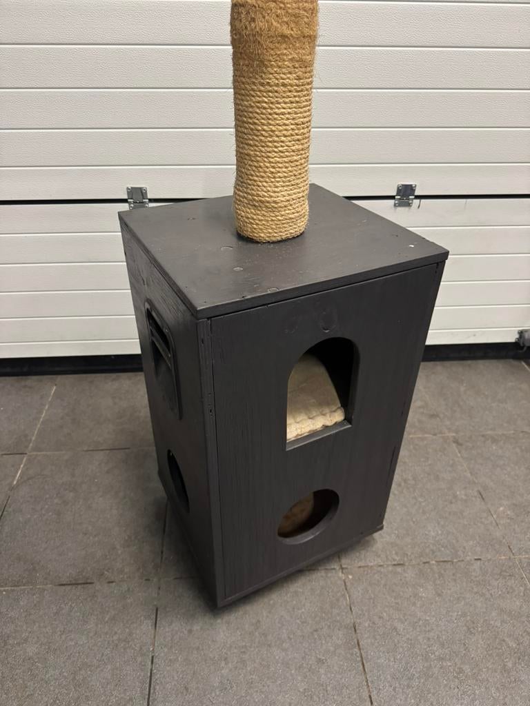Buiten/binnen katten slaapplaats + krabpaal., Dieren en Toebehoren, Ophalen, Zo goed als nieuw