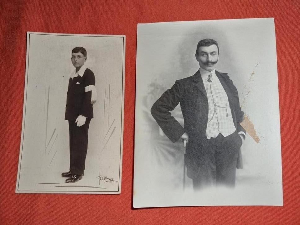 2 oude foto's, waaronder een op een ansichtkaart, datum onbe, Gebruikt, Foto, Ophalen of Verzenden, Voor 1940