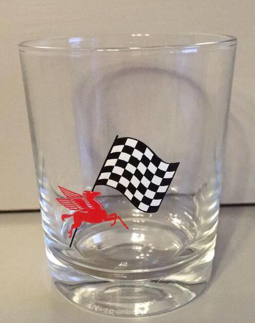 Whisky glas met afbeelding Pegasus en finishvlag, Ophalen of Verzenden, Zo goed als nieuw