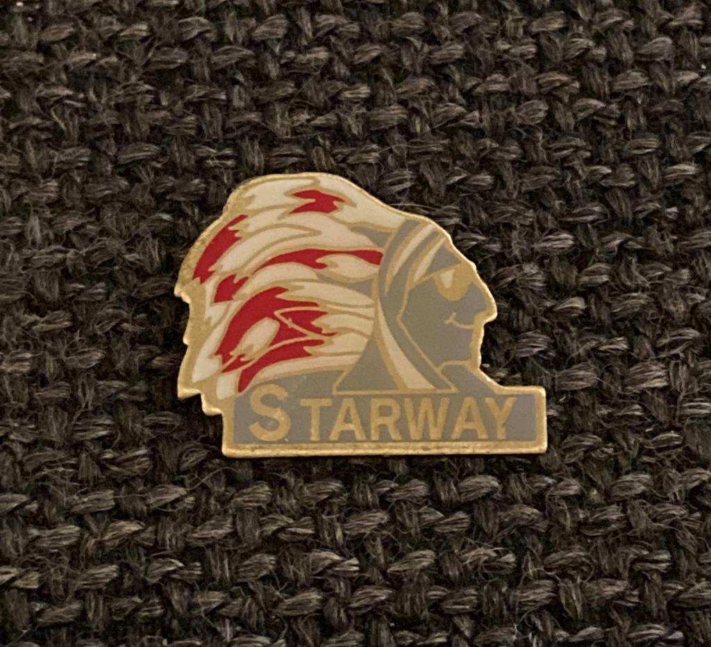 PIN - STARWAY - INDIAAN - AMERICAIN DE NAISSANCE, Verzenden, Gebruikt, Overige onderwerpen, Speldje of Pin