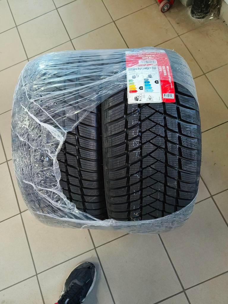 Splinternieuwe 18 inch winterbanden, 18 inch, Band(en), Winterbanden, Ophalen of Verzenden