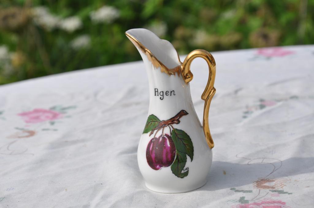 petite verseuse en porcelaine decor prune agen, Ophalen of Verzenden
