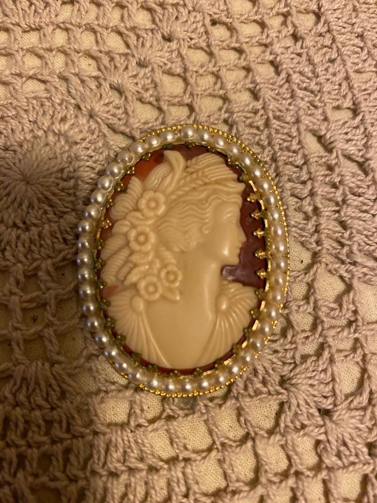Antieke broche, Enlèvement