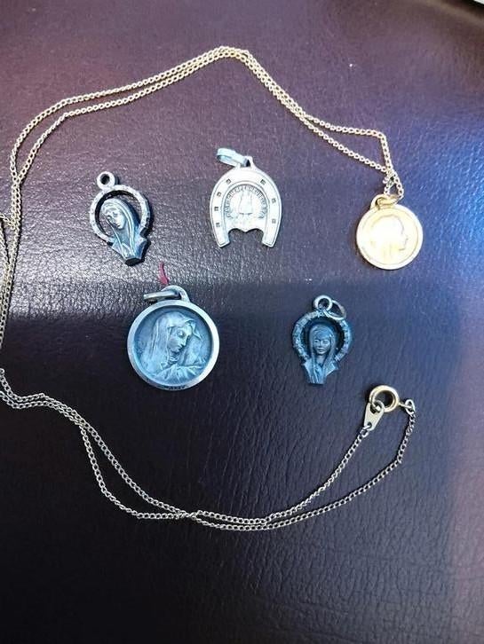 5 Religieuze hangers + ketting, Antiek en Kunst, Antiek | Religieuze voorwerpen, Ophalen of Verzenden