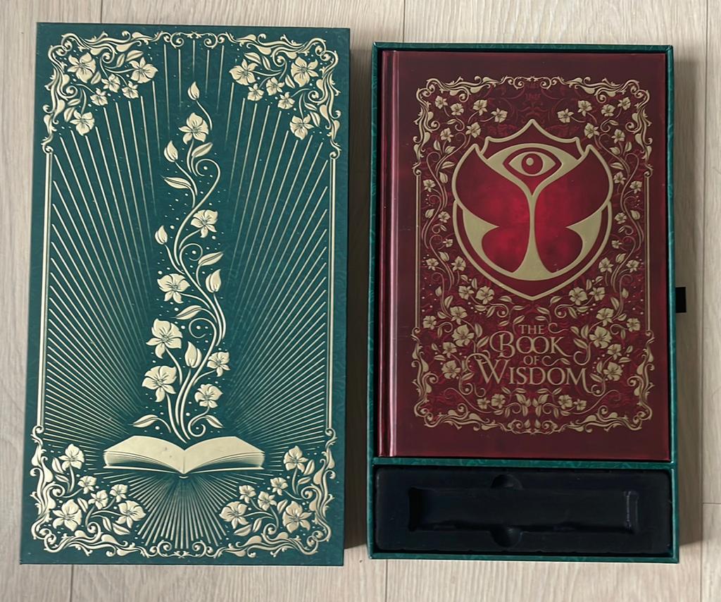Tomorrowland 2019 - Treasure Case - The book of wisdom (NL), Ophalen of Verzenden, Zo goed als nieuw, Boek, Tijdschrift of Artikel