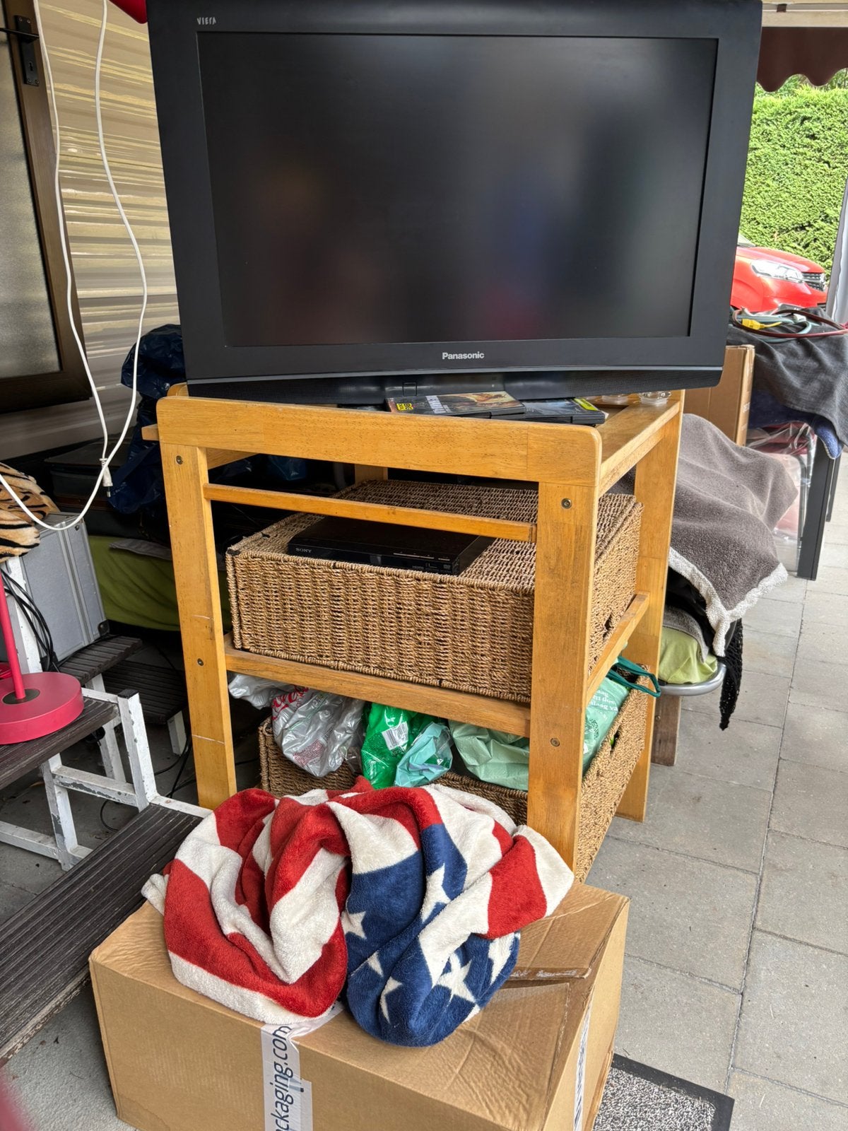 T.V., Enlèvement