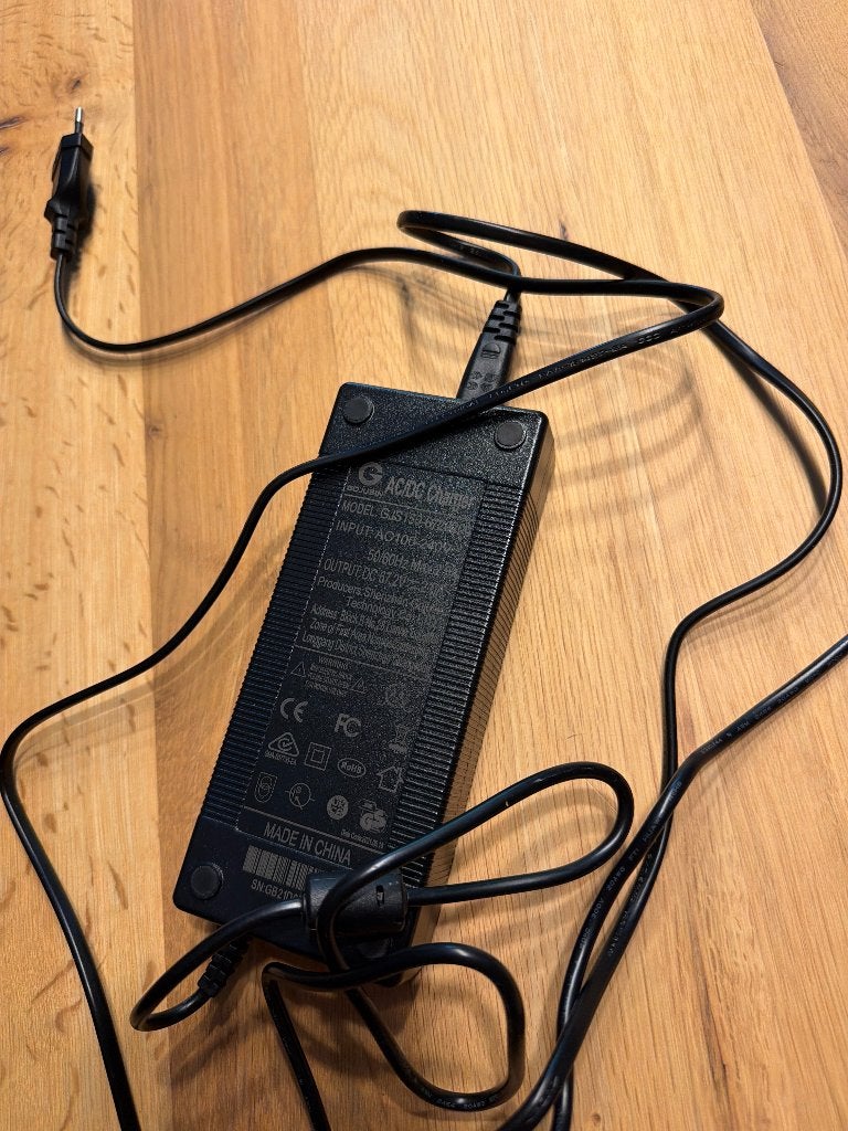 Vsett10+ originele oplader step 67.2v 2a, Vélos & Vélomoteurs, Enlèvement, Neuf