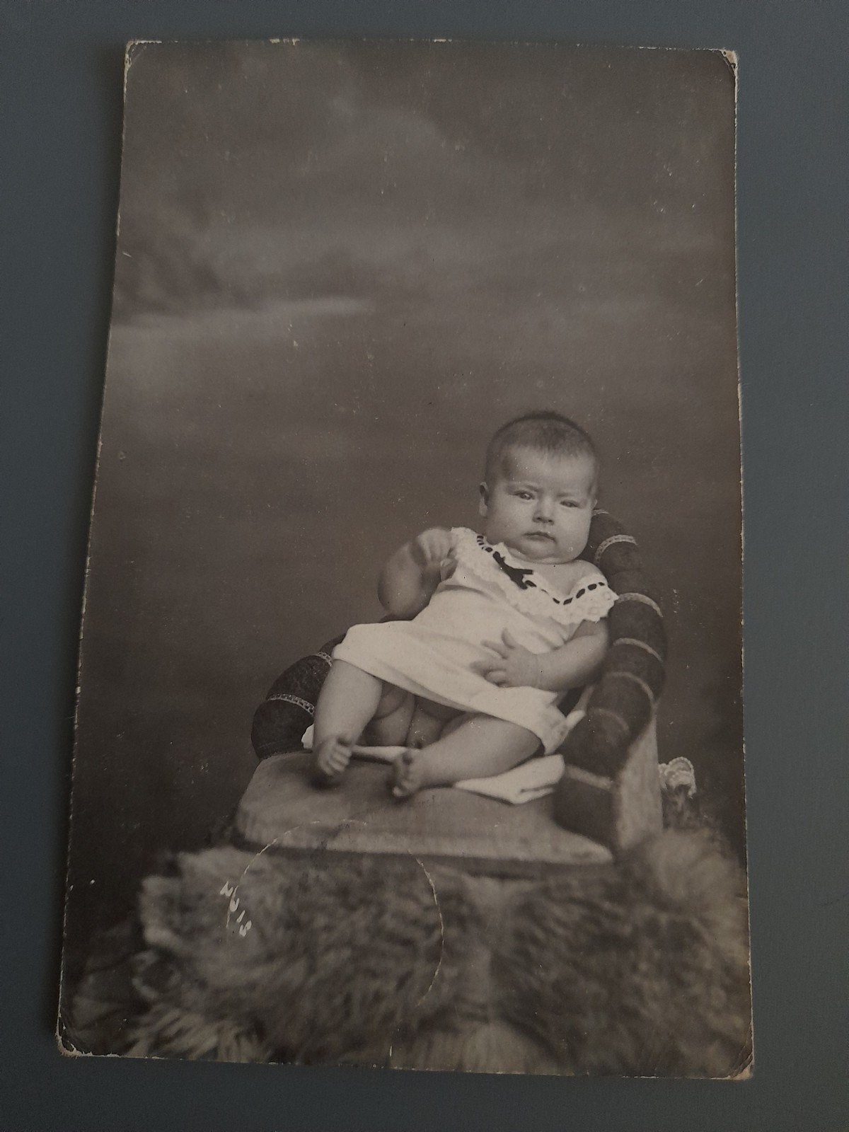 Ansichtkaart Foto van een babymeisje van 3 maanden oud genom, Verzamelen, Foto's en Prenten, Gebruikt, Foto, Ophalen of Verzenden