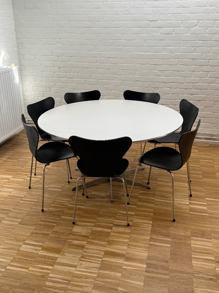 Fritz Hansen Arne Jacobsen tafel + 7 vlinderstoelen zwart, Huis en Inrichting, Ophalen, Design klassieker, Kunststof, Rond