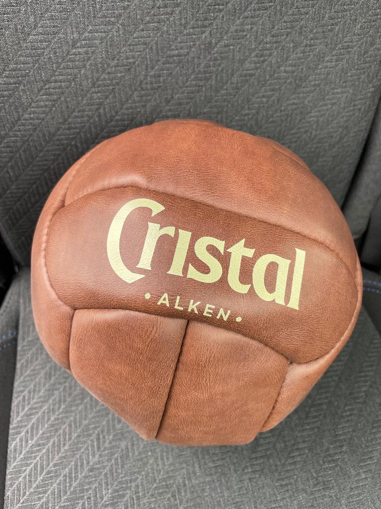 Cristal Alken lederen bal, Ophalen