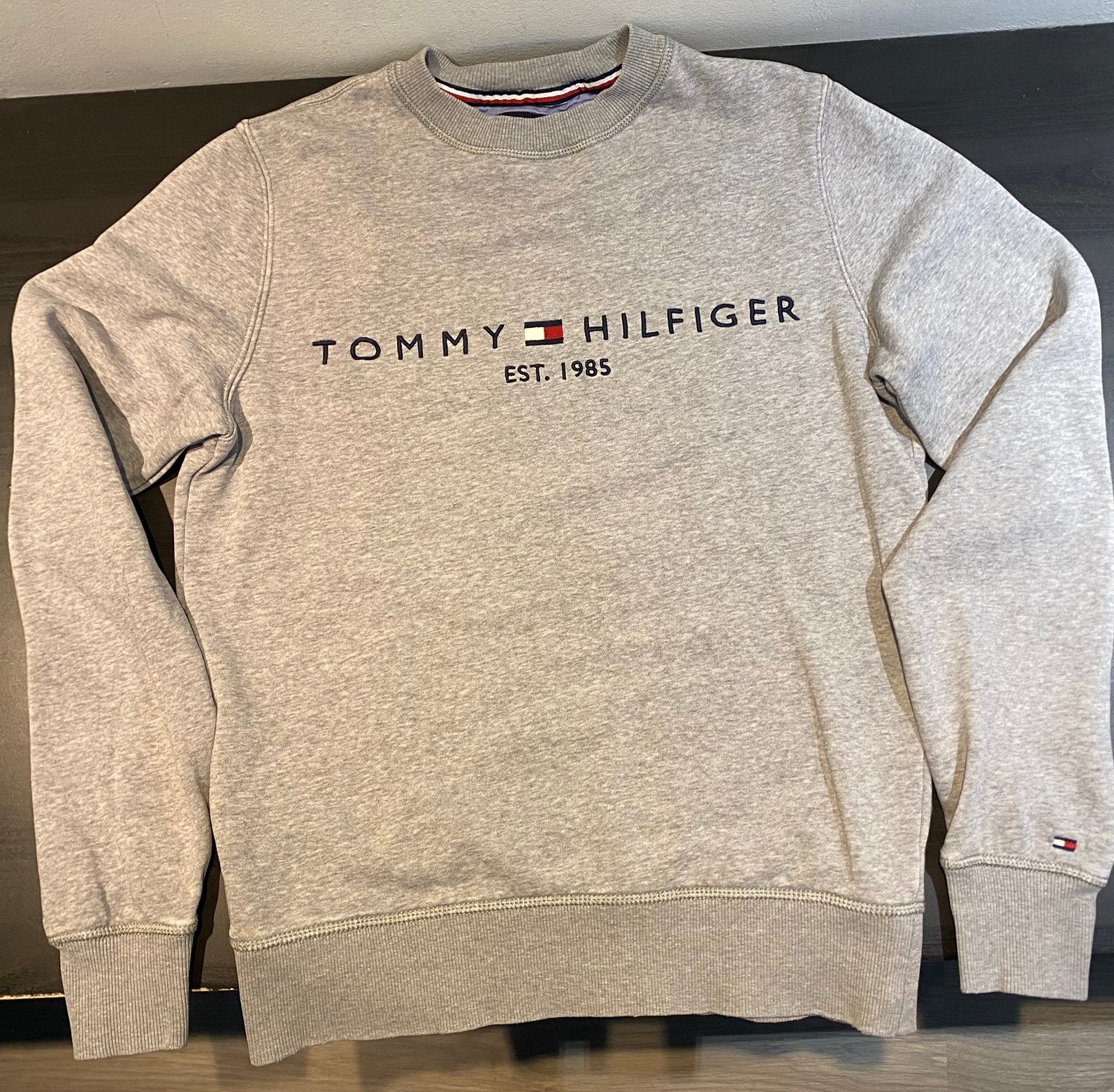 Sweat Tommy Hilfiger gris – Taille S – Logo brodé, Enlèvement ou Envoi, Porté, Taille 46 (S) ou plus petite, Gris