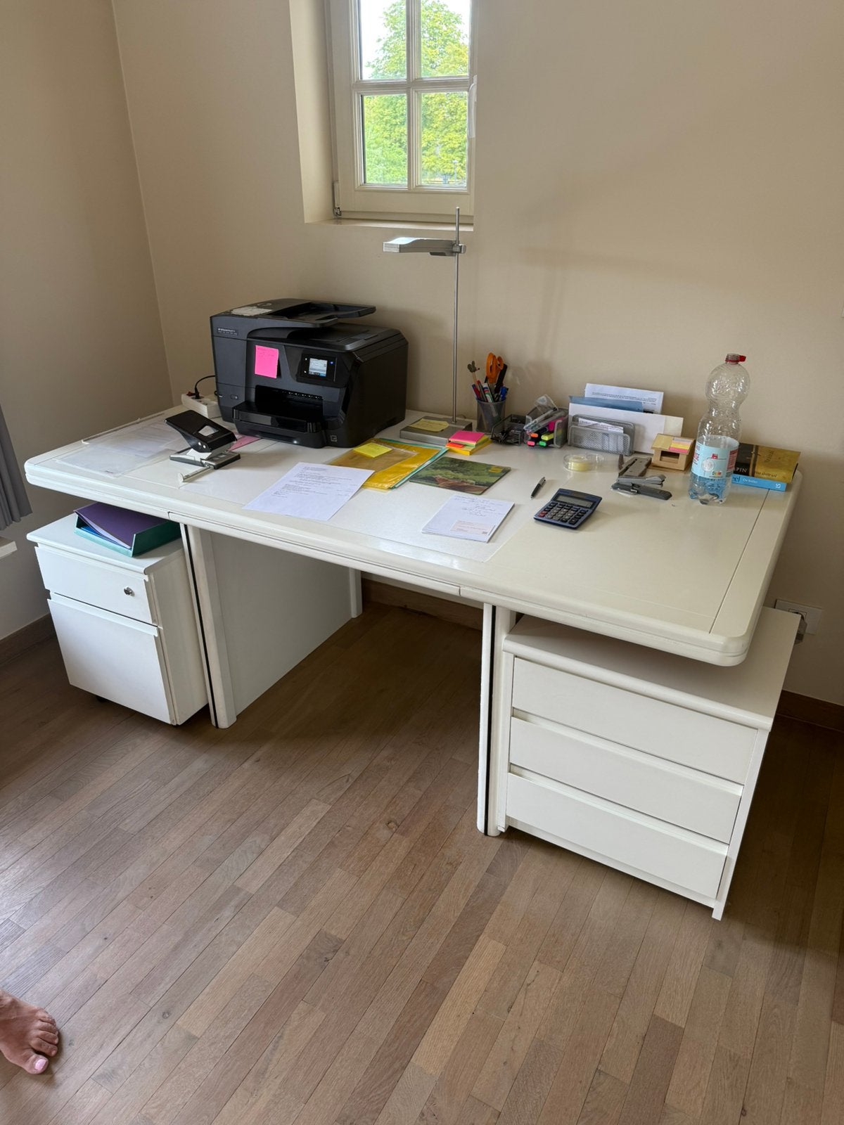 Witte bureau met 2 ladeblokken, Ophalen, Zo goed als nieuw