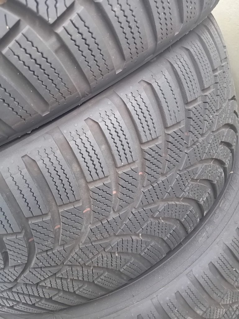 Pneus d'hiver Toyo presque neufs, 215/45R18— 215/45R18, Autos : Pièces & Accessoires, Neuf, Véhicule de tourisme, Enlèvement, Pneus hiver